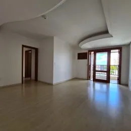 Ambiente interno com piso de madeira e teto alto.