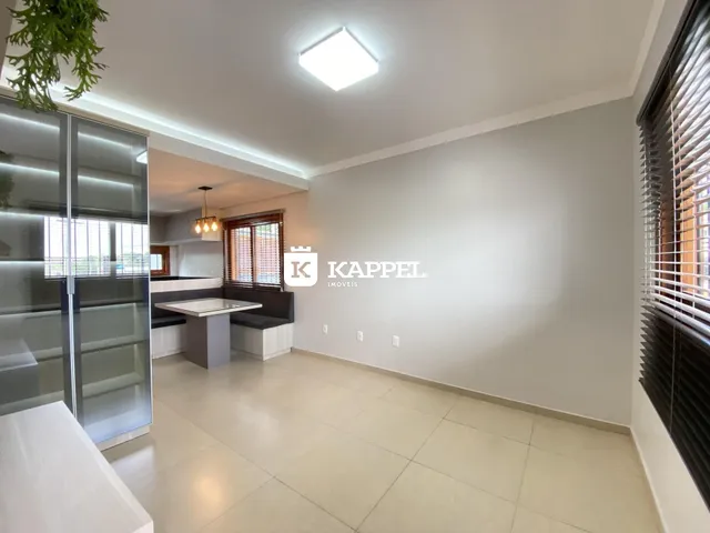 Esta é uma sala de jantar clara com piso de cerâmica e grandes portas de vidro.