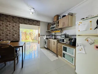 Ambiente aberto com cozinha e sala de jantar em Lajeado.