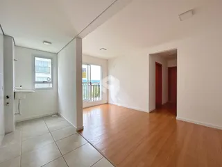 Sala de estar com piso de madeira e vista para a varanda.