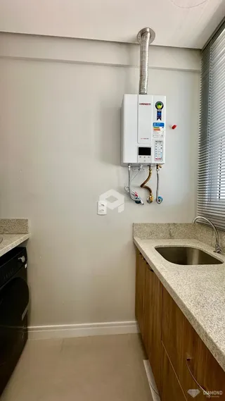 Detalhe da parede com tubulações e bancada de cozinha em Lajeado.