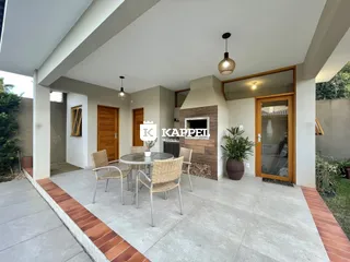 Área externa com mesa e cadeiras em um pátio de casa em Lajeado.