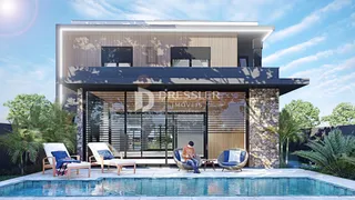 Vista externa de uma residência moderna com piscina e área de lazer em Lajeado.