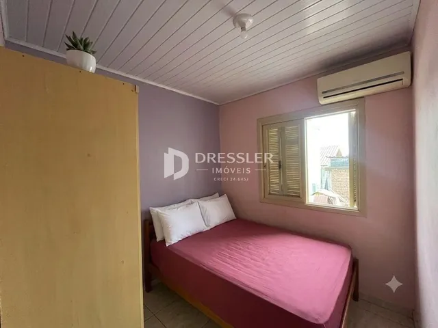 Quarto com cama e janela em um imóvel no Brasil.