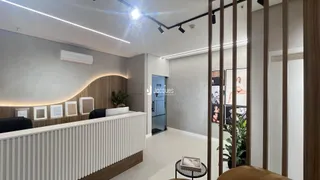 Hall de entrada moderno com paredes cinzas e piso claro.