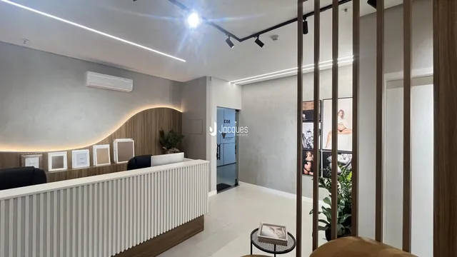 Hall de entrada moderno com paredes cinzas e piso claro.