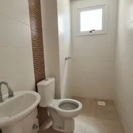 Foto de um banheiro mostrando o vaso sanitário.