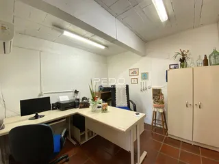 Foto de um escritório com paredes brancas e piso de cerâmica em Lajeado.