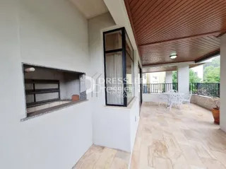 Parede interna com moldura e teto de madeira em um ambiente residencial.