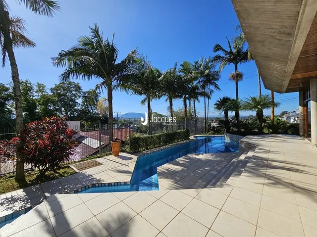 Foto da piscina e área externa com paisagismo em Lajeado.
