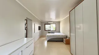 Quarto com armários embutidos e piso de madeira clara.