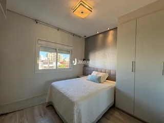 Quarto com cama e armário em ambiente moderno.