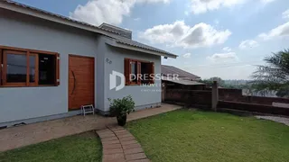 Foto da fachada de uma residência em Lajeado, Brasil, com jardim frontal.