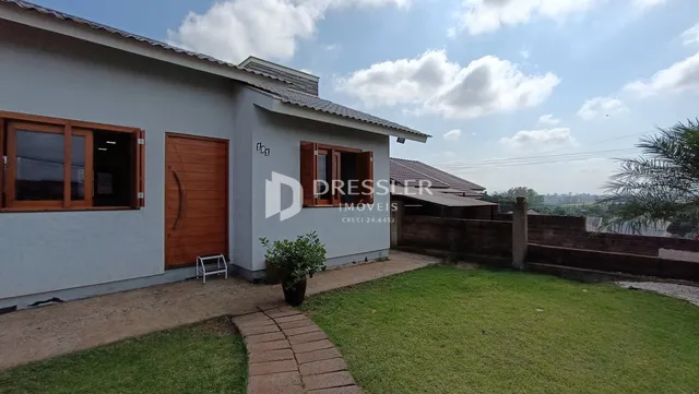 Foto da fachada de uma residência em Lajeado, Brasil, com jardim frontal.