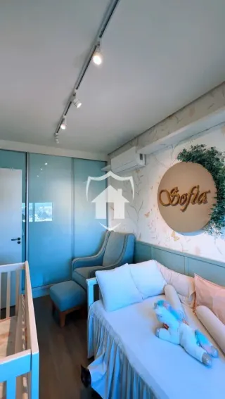 Quarto com paredes azuis e cabeceira decorativa