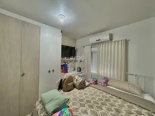 Quarto com cama e armários em um imóvel no Brasil.