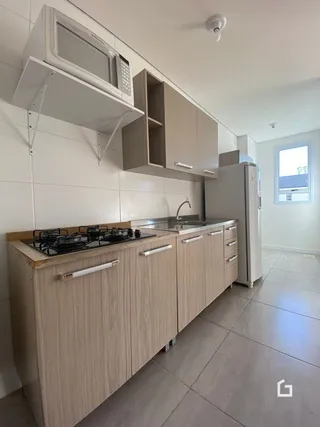 Interior de um ambiente com armários e paredes claras.