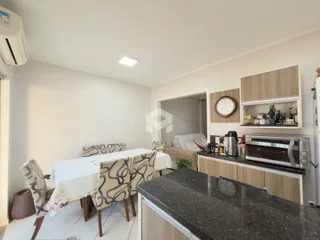 Foto de uma sala de jantar com mesa e cadeiras em um apartamento.