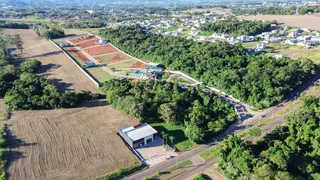 Vista aérea de uma propriedade com áreas de campo e vegetação na região de Lajeado.