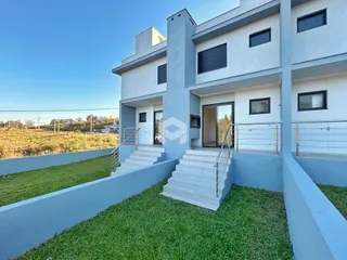 Fachada de uma residência em Lajeado, Brasil, com jardim frontal.