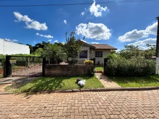 Fachada de uma residência em Lajeado, Brasil, com jardim frontal e muro de divisa.