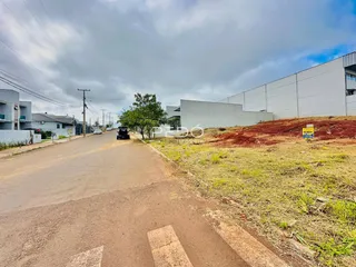 Fachada de uma propriedade em Lajeado, Brasil, ao lado de uma estrada de terra.