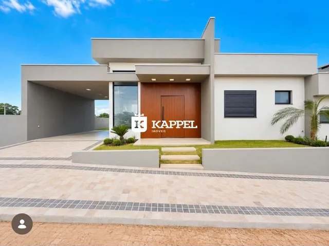 Fachada externa de uma casa moderna com entrada de garagem em Lajeado, Brasil.