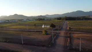 Vista panorâmica de campos e colinas no interior do Brasil.