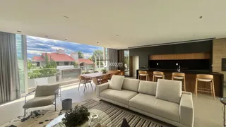 Sala de estar com vista para a paisagem externa.
