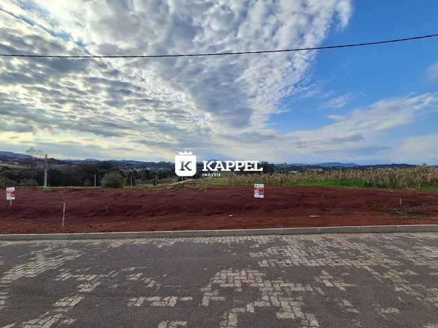 Vista panorâmica da propriedade em Lajeado, mostrando um campo aberto à frente sob um céu nublado.