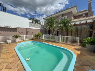 Foto da piscina externa de uma residência em Lajeado, Brasil.