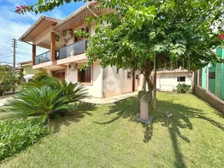 Fachada de uma residência em Lajeado, Brasil, com jardim.