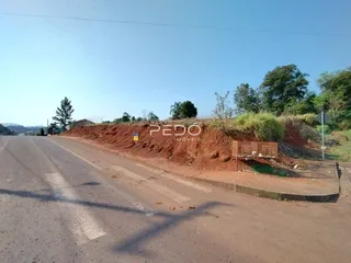 Embankment de terra ao lado de uma estrada rural.
