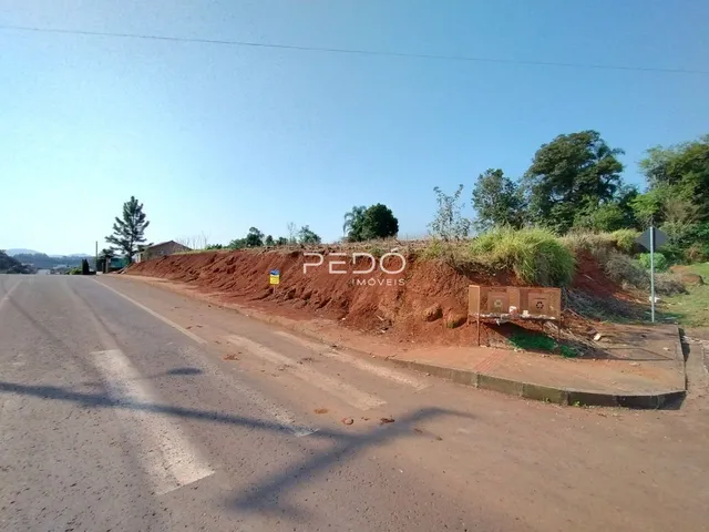 Embankment de terra ao lado de uma estrada rural.