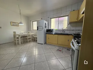 Foto de uma cozinha e sala de jantar em um imóvel no Brasil.