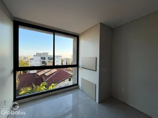 Sala com grande janela de vista para a cidade.