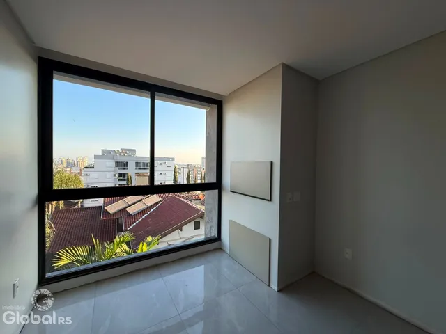 Sala com grande janela de vista para a cidade.