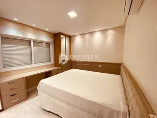Quarto com cabeceira e janela em um imóvel no Brasil.