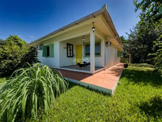 Fachada de uma casa em Lajeado, Brasil, com jardim verde.
