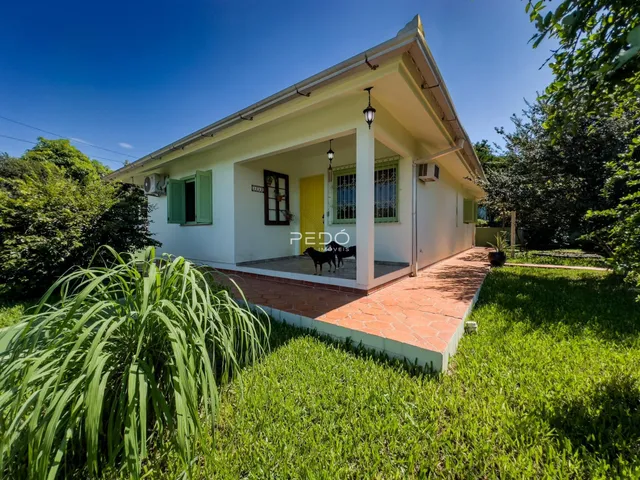 Fachada de uma casa em Lajeado, Brasil, com jardim verde.