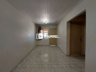 Hall de corredor com piso de cerâmica e paredes brancas.