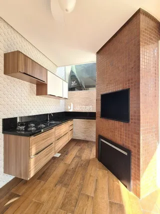 Interior de uma sala com piso de madeira e painéis de madeira.