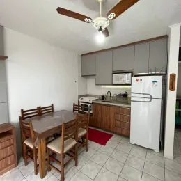 Foto de uma cozinha com armários e geladeira em um imóvel.