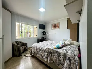 Quarto com janela e cama em ambiente interno.