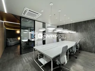 Esta é uma sala de jantar espaçosa com mesa branca e cadeiras modernas.
