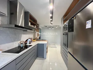 Interior da cozinha moderna com armários e eletrodomésticos de aço inoxidável.