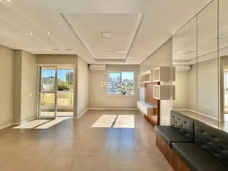 Sala de estar moderna com piso de cerâmica e portas de vidro.