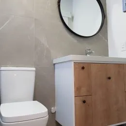 Foto de um vaso sanitário branco em um ambiente de banheiro.