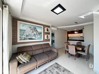 Sala de estar com sofá e decoração moderna em um imóvel no Brasil.