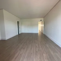 Ambiente interno com piso de madeira.